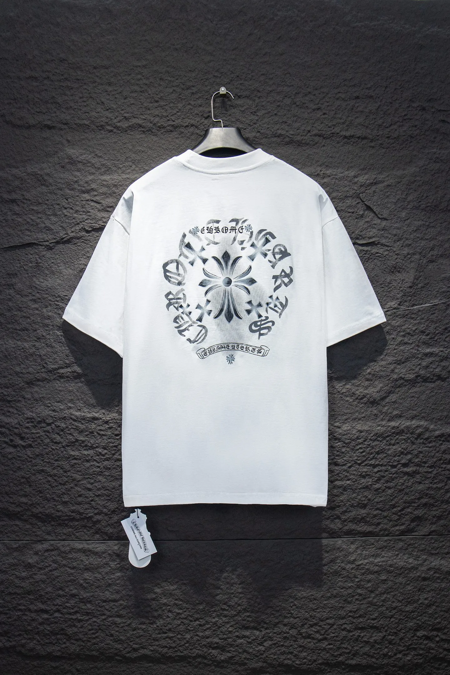 🅿️180 Style No.: 7058# Chrome hearts• 25ss ⚠YB custom-woven and custom-dyed fabric, color, printing, version, accessories. The fabric is woven by imported machines. The uniqueness of the cloth texture creates a perfect ready-made effect. The fabric is made of 260-gram clean cloth with 320-gram 1*1 rib. 4-color environmentally friendly custom-dyed fabric, and the threads are in the same cylinder without color difference.  Gradient graffiti on garments, hand-made graffiti technology on garments, the details of the collar, pockets, cuffs, and front and rear threads are clearly visible. The printing uses Japanese BROTHER white ink digital direct-injection garment printing. This model is a global limited edition. In order to present a product like a work of art, after a long period of repeated determination of details, a very high-standard garment is presented. The front chest is made of direct-injection printing environmentally friendly glue material, using a mechanized printing process. Mechanical printing has high precision, the positioning accuracy can reach ±0.02mm, and the quality is stable.   The body is treated with graffiti elements, which greatly increases the interest of the clothing; it has a unique visual effect. The special washing effect creates a unique aged effect.  Croix Heart Short Sleeve must be the first short-sleeved piece in spring and summer that blurs the boundaries of unisex style. It has a classic dropped shoulder oversize version and a loose and casual upper body.  Color: Black White Size: S M L XL